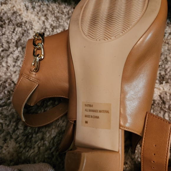 Comfortview Tan Peep-Toe Mules with Gold Chain - Picture 4 of 4